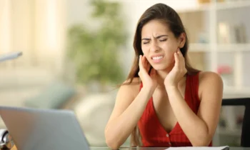 woman experiencing tooth pain needs an emergency dentist rockville md